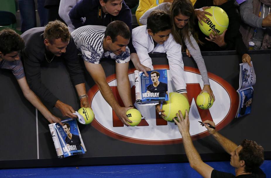 Andy Murray firma autografi (REUTERS)